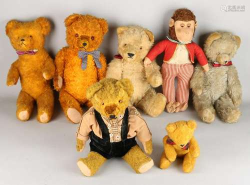 Six old teddy + one monkey felt. Divers. 20th century.