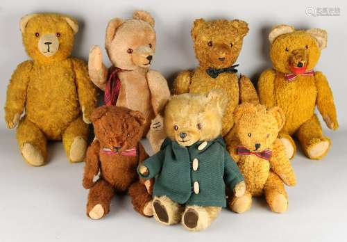 Seven old teddy bears. Divers. 20th century. Size: