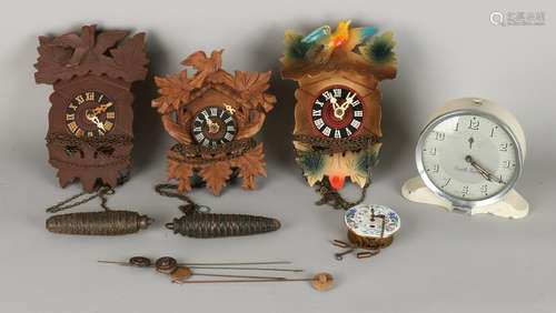 Five old / antique clocks. 20th century. Comprising: