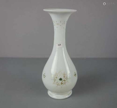 BIEDERMEIER - VASE, um 1830, Opalinglas mit Goldmalerei und Cabochonbesatz. Balusterform mit