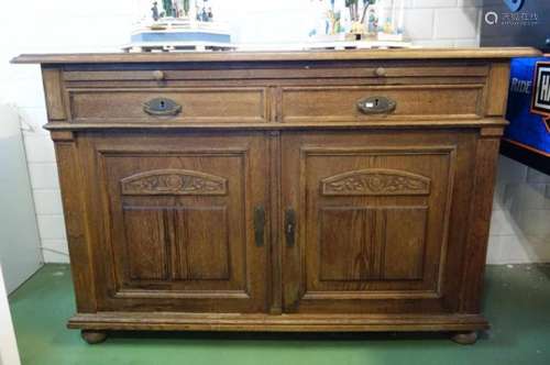 JUGENDSTIL ANRICHTE / SIDEBOARD, Eiche, um 1900. Zargenkasten auf profiliertem Stand, vorderen