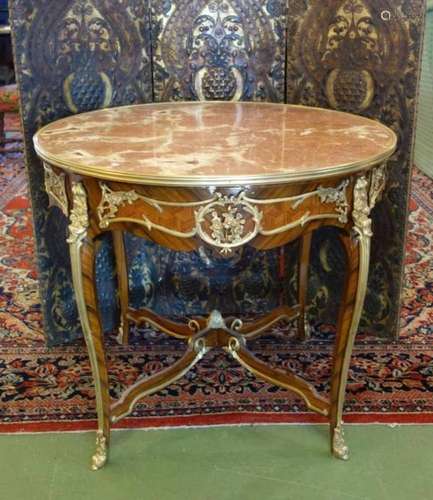 TISCH / SALONTISCH IM LOUIS XVI - STIL / table. Runder und teils gewürfelt furnierter Zargenrahmen