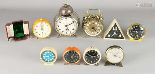 Nine old alarm clocks. Divers. 20th century. Size: 7-16