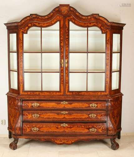 Dutch Baroque cabinet-top cabinet. Root notes with