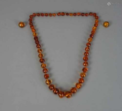 BERNSTEIN - SCHMUCKSET / ear clips and necklace. Runde Ohrclips mit 835 Silbermontur, D. 1,5 cm.