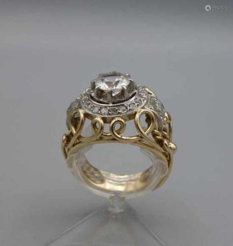 RING MIR GROSSEM SAPHIR in 750er Gelbgoldfassung (12,3 g). Durchbrochen gearbeiteter Ring mit