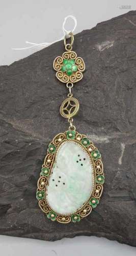 JADEANHÄNGER / pendant, in vergoldeter Silbermontur in der Art von Filigranarbeit. Fein und