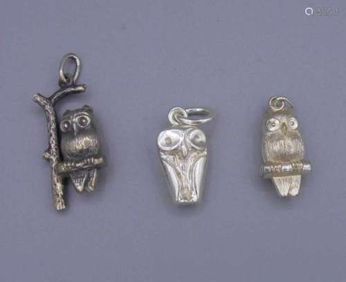 3 EULEN-ANHÄNGER aus 800er, 835er und 925 Silber. Stilisiert gearbeitete Eulen. L. 1,8 cm; L. 2,1 cm