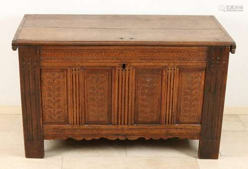 17th - 18th century Dutch blanket oak box with inserted