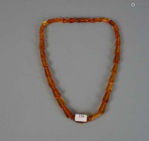 BERNSTEINKETTE / necklace, 1930er Jahre. Klargelbe, gekantete Bernsteinelemente in Größen zwischen 1