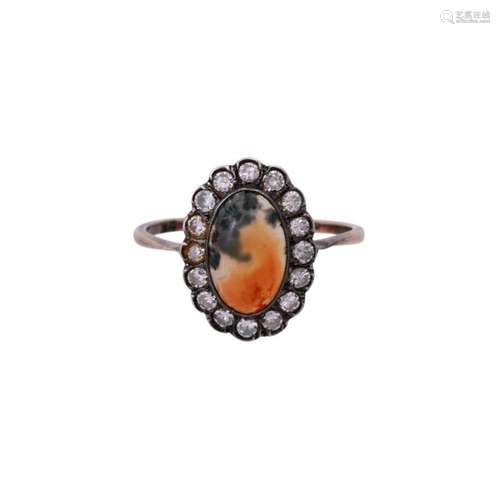 Ring mit ovalem Moosachatcabochon entouriert von D…