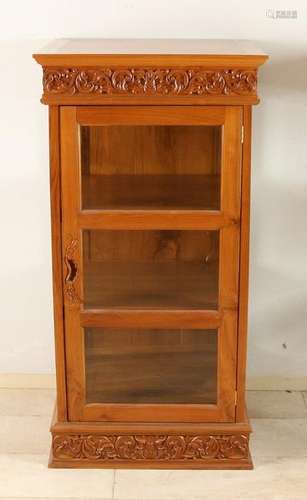 1-Deurs teak display cabinet with carving and faceted