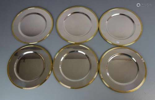 6 PLATZTELLER / charger plates, versilbertes Metall mit goldfarbenem Profilrand; runde Form mit