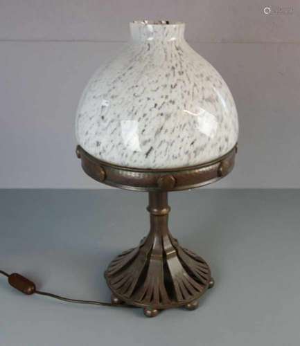 GROSSE TISCHLAMPE / table lamp, bronziertes Schmiedeeisen, partiell grün patiniert. Runder und