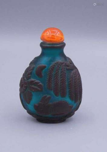 SNUFF-BOTTLE / SCHNUPFTABAK-BEHÄLTER / TABAK-GEFÄSS, China blau-grünes Peking-Glas mit violett-