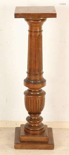 Antique walnut pedestal. Circa 1880. Dimensions: 100 x