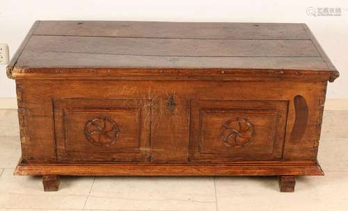 17th - 18th Century oak chest with snap lock. No key.