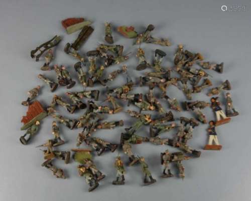 KONVOLUT ELASTOLIN - SPIELFIGUREN / military toys, ca. 80 Soldaten, unter dem Stand mit