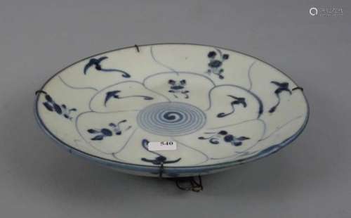 SCHALE / TELLER / chinese porcelain bowl / plate, Porzellan, China, wohl 19. Jh., grau-blauer Fond