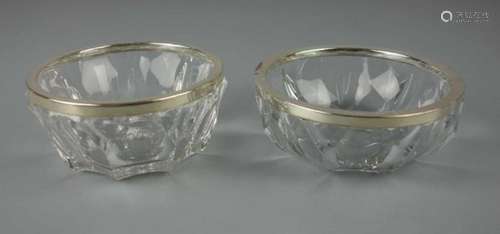 PAAR GLASSCHALEN MIT SILBERMONTUR / two glass bowls, 20. Jh., Glas / Bleikristall und Silber.