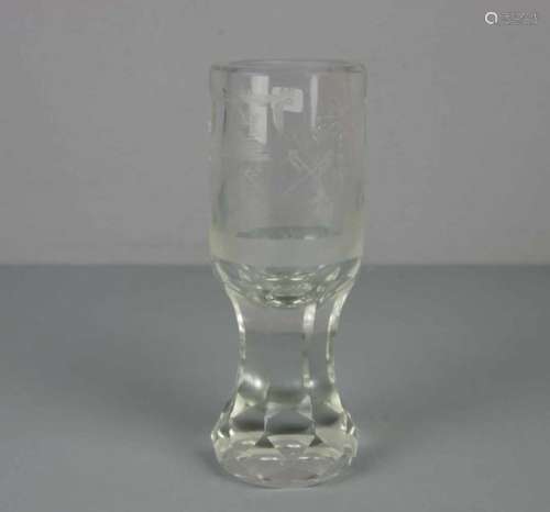 POKALGLAS MIT FREIMAUERERSYMBOLIK / FREIMAURERGLAS / drinking glass with masonic motives, 20. Jh..