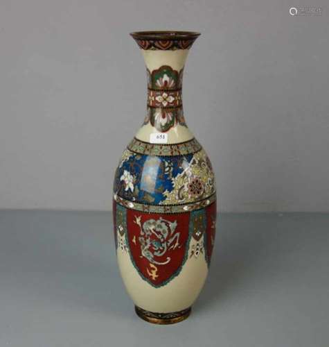 CLOISONNÉ VASE / BALUSTERVASE, Asien, wohl Japan / 1. H. 20. Jh., polychromes Emaille in Cloisonne-