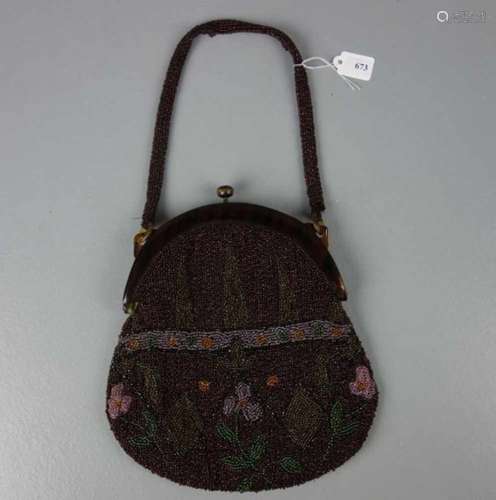 TASCHE MIT PERSTICKEREI, 1920er Jahre, Bügelverschluss in Schildpattanmutung. Perlstickerei mit