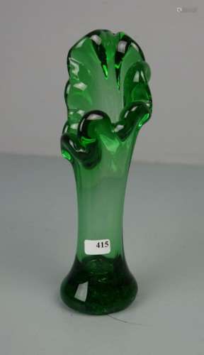VASE, dickwandiges grünes Glas, Mitte 20. Jh.; Rundstand mit unterem Abriss, leicht eingezogene