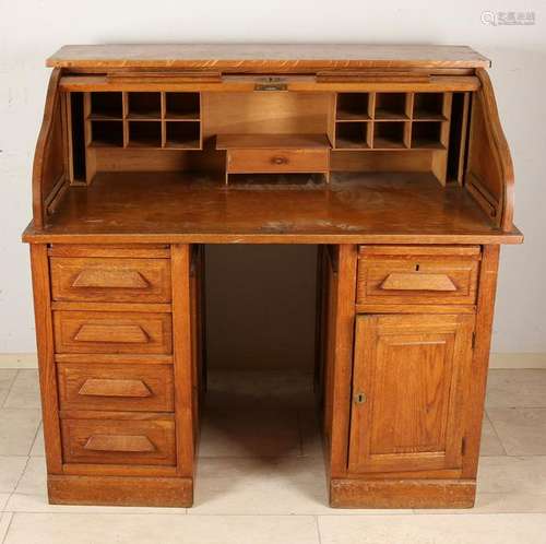 Antique English oak rolbureau. S-model. Circa 1920.