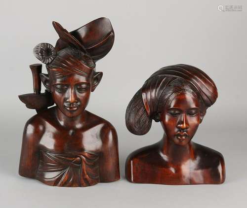 Two Javanese Djati wooden busts. 20th century. Size: H