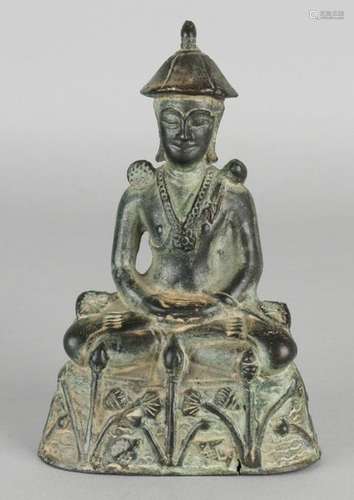 Old / antique Oriental bronze Buddha. Size: 17.5 cm. In