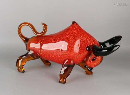 Large glass bull with goudfusing. 21st century. Size: