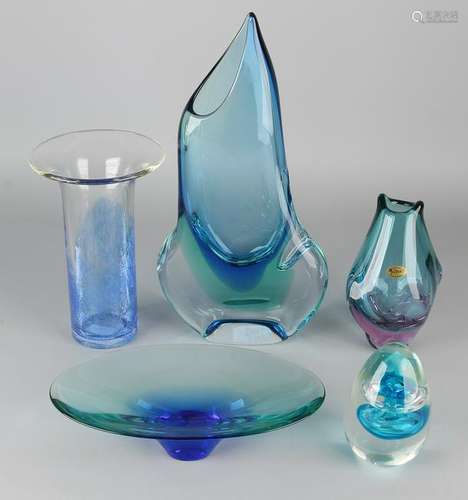 Five times various blue art glass vases et cetera.