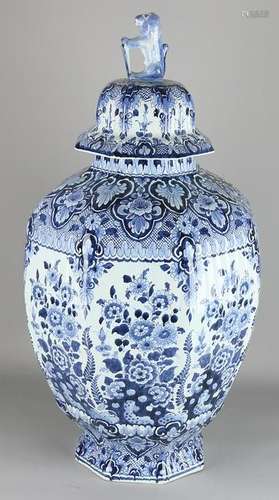 Fayence capital Delft vase. Octagonal, floral.