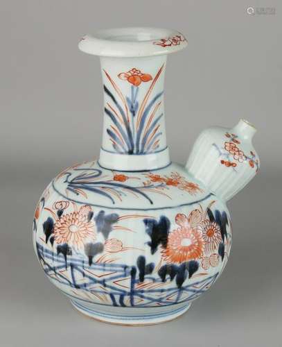 Gave 19th century Imari porcelain Ghendi-can with