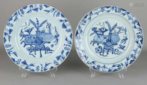 Two large 18th century Chinese Kangxi porcelain plates