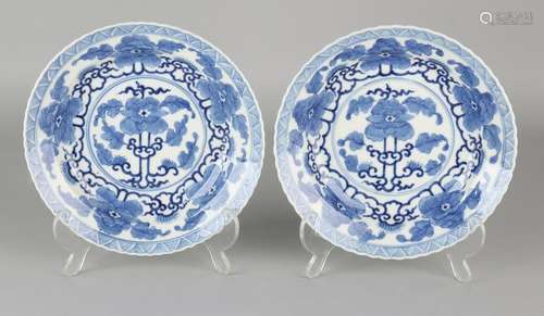 Two 18th - 19th century Chinese porcelain plates Kang