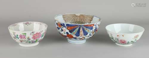 Three Chinese porcelain bowls. Consisting of: 1x Imari