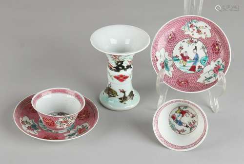 Three times Chinese porcelain. Consisting of: Small