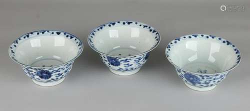 Three 18th century Chinese porcelain cabinet bowls with