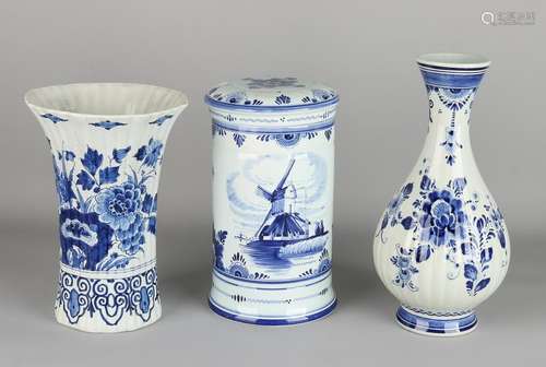 Three times Delftware. Circa 1930 - 1950. Comprising: