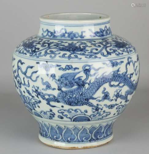 Ancient Chinese porcelain Ming-style vase with dragon