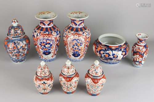 Eight times 19th century Imari porcelain vases. Divers.