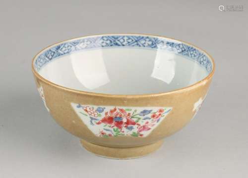 18th - 19th Century Chinese porcelain bowl with Family