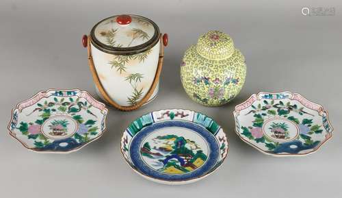 Five times Chinese porcelain. Comprising: Three times