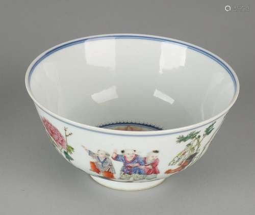 Ancient Chinese porcelain bowl with Family Rose decor,