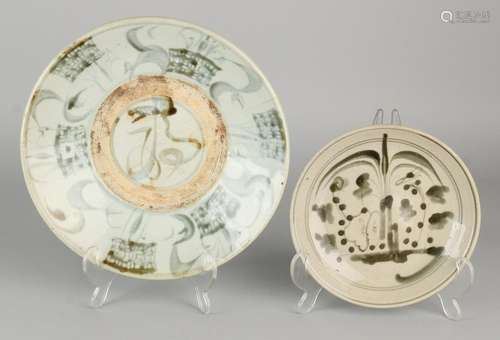 Two 17th - 18th century Chinese Cargo porcelain plates