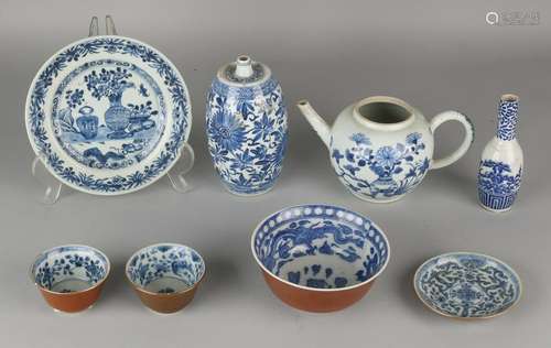 Lot antique Chinese porcelain. Comprising: 18th Century