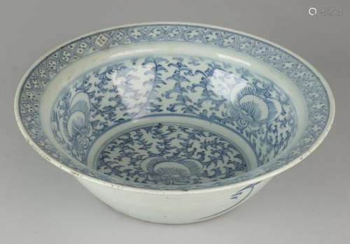 Large 19th century Chinese porcelain bowl with floral