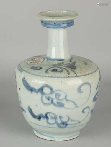 Antique Chinese porcelain ghendi with floral decor. Fog